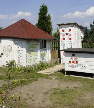 Kolorowe domki na dawnej wsi
